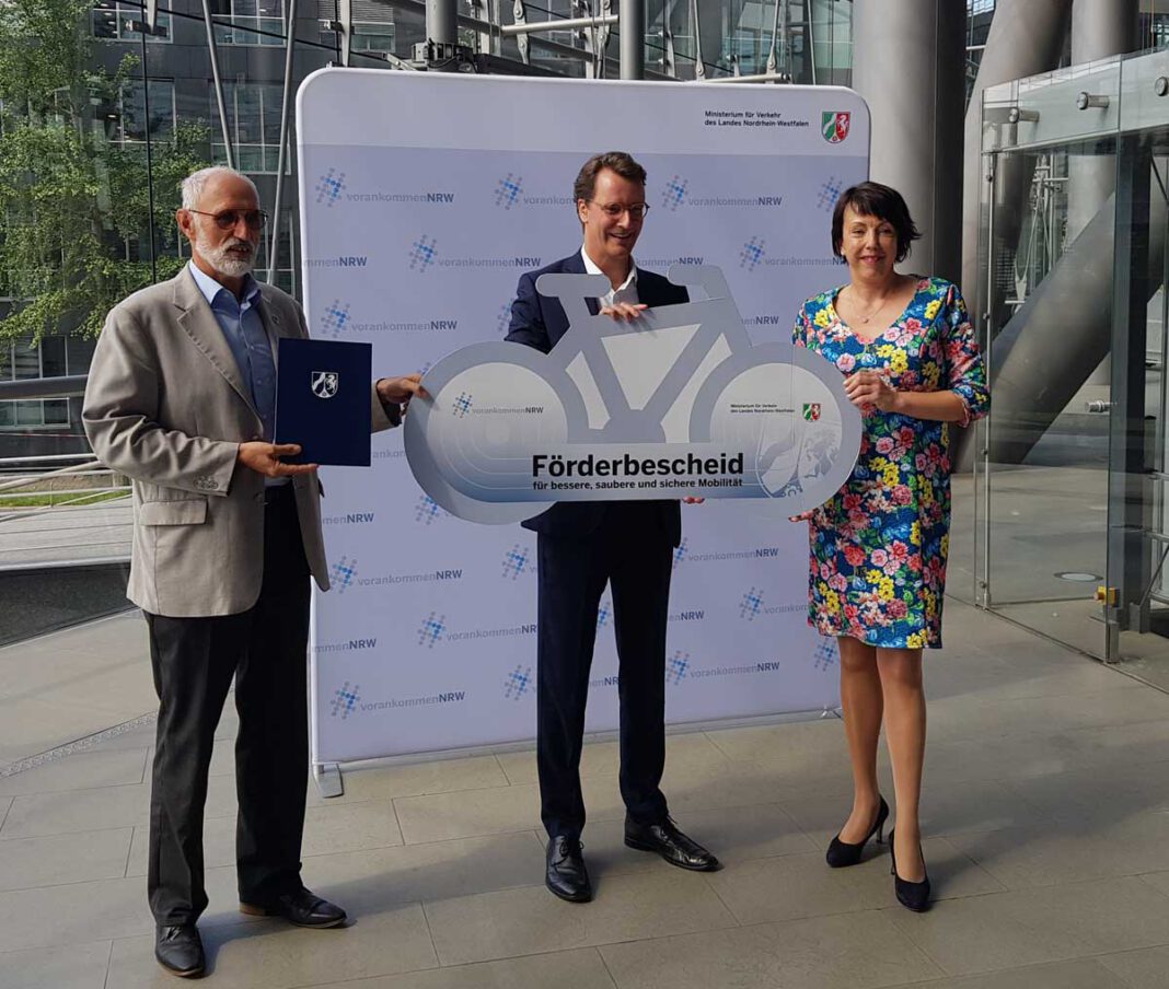 2021-09-06_Förderbescheid Radweg Werne NRW-Verkehrsminister Hendrik Wüst überreichte den Förderbescheid an die Landtagsabgeordnete Susanne Schneider. Foto: Privat