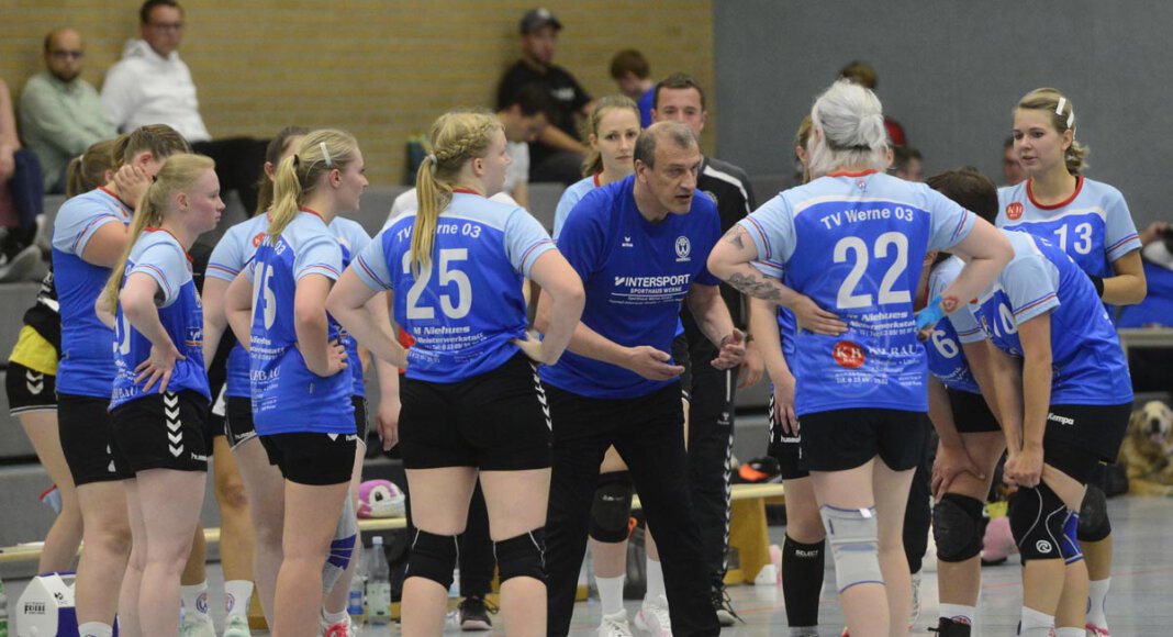 Engagiert coachte Axel Taudien das TV-Damenteam im Spiel gegen TuS Oespel. Foto: Jörg Stengl