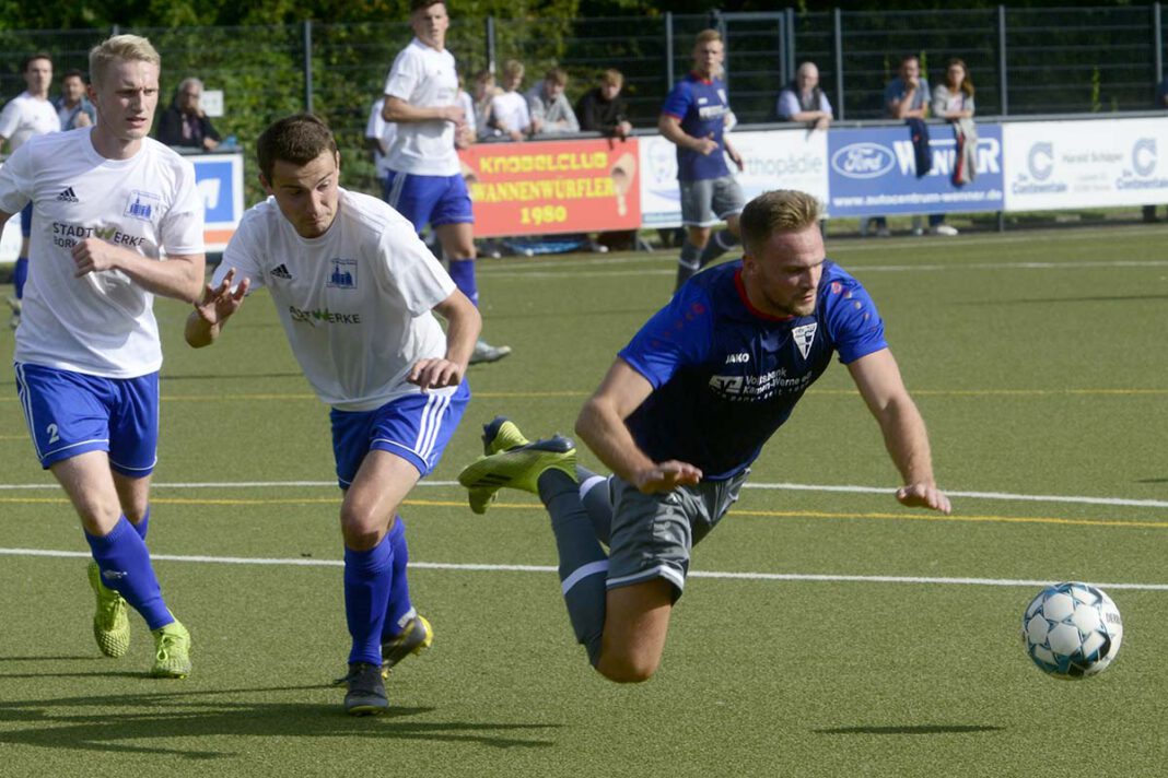283WSC-Gemen Die entscheidende Szene in der 67. Minute der Landesliga-Partie: Jannik Prinz wird im Gemener Strafraum gelegt. Den Elfmeter verwandelte der Gefoulte anschließend sicher. Foto: Stengl