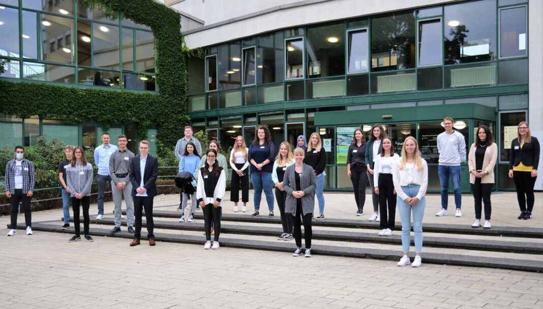 Azubis_02.09.2021 23 der neuen Auszubildenden (Bachelor-Studierende, Verwaltungsfachangestellte, Fachinformatiker und die Erzieherinnen und Erzieher) wurden am Dienstag offiziell im Rathaus begrüßt. Foto: Stadt Lünen
