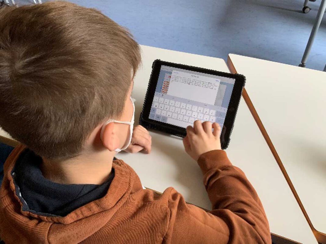 Bild2Leseförderung Beim Leseförderungsprojekt mit Tablets erfuhren die Kinder, dass sie in ihre E-Books neben Texten auch Fotos, gemalte Bilder, Audiodateien wie etwa Bienensummen etc. und sogar Videos einfügen können. Foto: Selma Brand