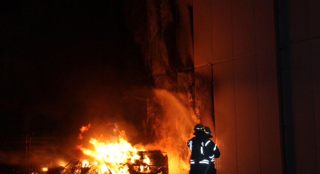 Der Geschädigte, dessen Wohnmobil an der Marina Rünthe in Brand gesetzt worden war, setzt nun eine Belohnung aus. Foto: Polizei Unna