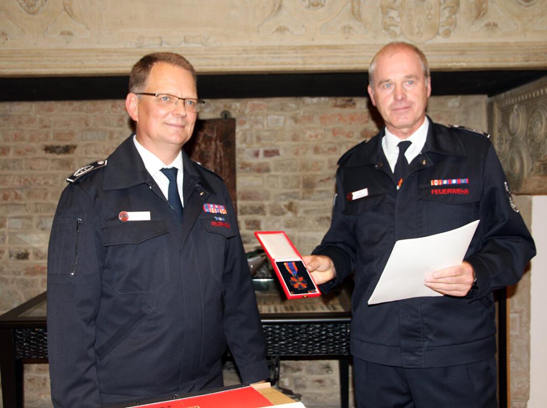 Feuerwehr Ehrung Mehringskötter Wernes Feuerwehr-Chef Thomas Temmann zeichnete seinen Stellvertreter Jörg Mehringskötter (rechts) aus. Foto: Wagner
