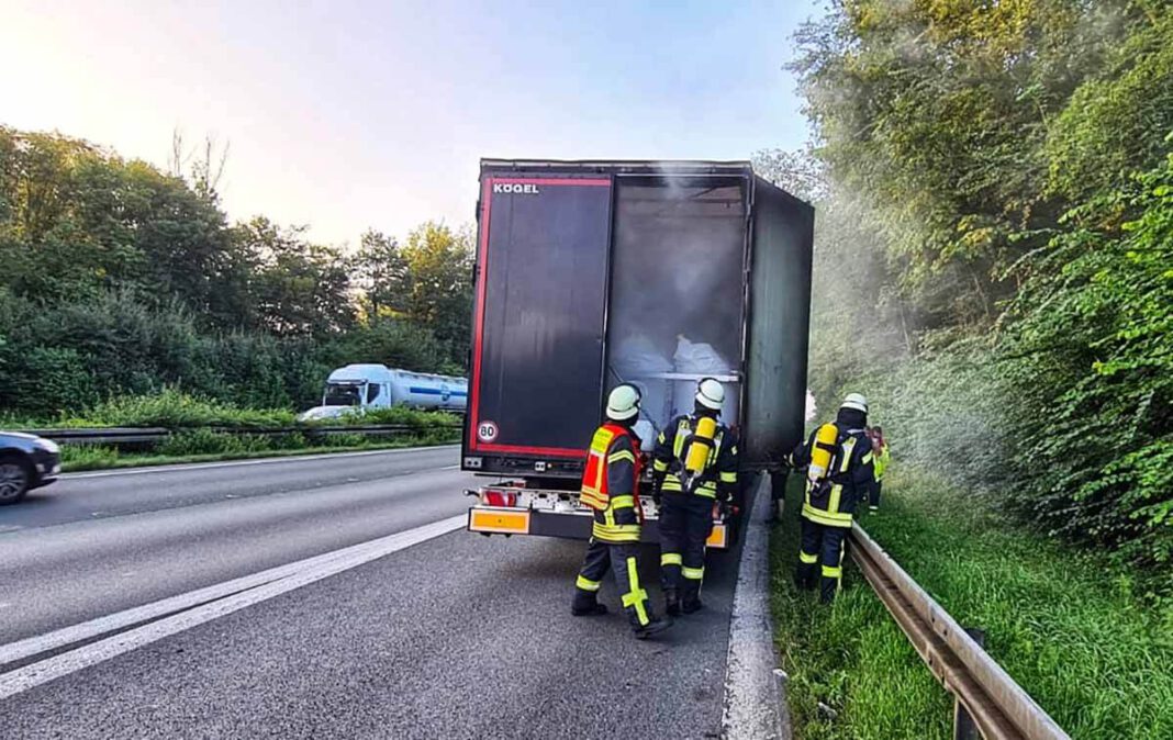 Feuerwehr Werne, Lkw brennt A1 Ein vermutlich defekter Turbolader war der Auslöser für die Rauchentwicklung. Die Ladung war nicht betroffen. Foto: Feuerwehr Werne