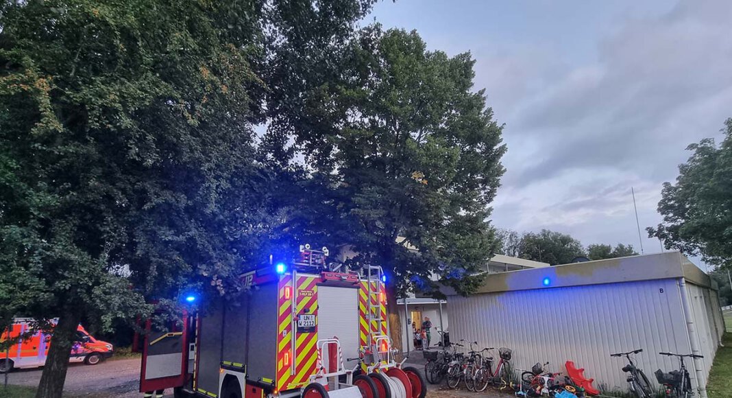 Eine verletzte Person rettete die Freiwillige Feuerwehr aus einem verrauchten Wohncontainer an der Kardinal-von-Galen-Straße. Foto: Feuerwehr Werne