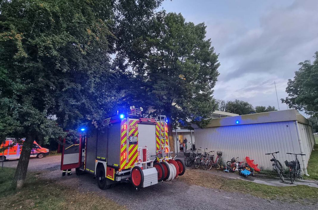 Eine verletzte Person wurde an den Rettungsdienst übergeben. Eine verletzte Person rettete die Freiwillige Feuerwehr aus einem verrauchten Wohncontainer an der Kardinal-von-Galen-Straße. Foto: Feuerwehr Werne