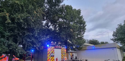 Eine verletzte Person rettete die Freiwillige Feuerwehr aus einem verrauchten Wohncontainer an der Kardinal-von-Galen-Straße. Foto: Feuerwehr Werne