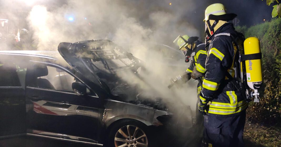 Feuerwehr_Stockum Pkw Brand Der Vorderbereich eines Pkw stand an der Mühlenstraße in Stockum in Flammen. Der Löschzug 3 der Freiwilligen Feuerwehr Werne eilte am Dienstagabend zur Hilfe. Foto: Feuerwehr Werne