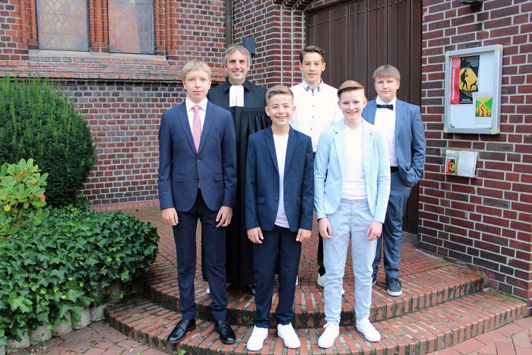 Foto Konfirmation MLK 12.09..2021 um 9.30 Uhr Die ersten Konfirmationsfeiern haben in der evangelischen Kirchengemeinde stattgefunden. Auf dem Bild sind (hinten von links) Pfarrer Alexander Meese, Hanno Jährling, Dean Böhle, (vorne von links) Tim Tschorn, Moritz Prüsse, Fee Schmölzing. Foto: Ev. Kirchengemeinde