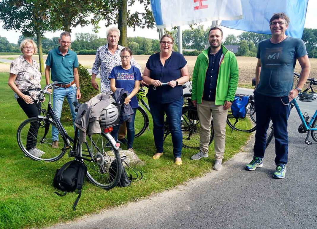 Grüne_Industriegebiet Ortstermin für die Werner Grünen und ihrem Bundestagskandidaten (von links): Hiltrud Mannig, Dr. Eberhard Stroben, Klaus Schlüter, Anke Werner (alle Grüne Werne), Andrea Plaß (Bürgerinitiative), Martin Kesztyüs (Kandidat der Grünen zur Bundestagswahl) und Andreas Drohmann (Grüne Werne). Foto: Rainer Hotz
