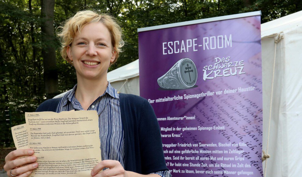 Museumsleiterin Dr. Constanze Döhrer freut sich darüber, dass schon bald wieder Teilnehmer im mobilen Escape-Room „Das Schwarze Kreuz“ eine Reise ins Mittelalter antreten können. Foto: Volkmer