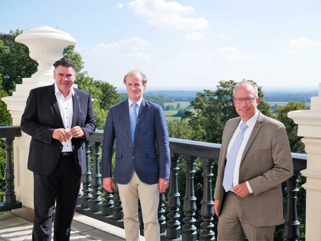 Schloss Cappenberg 1 Landrat Mario Löhr (von links), Sebastian Graf von Kanitz und LWL-Direktor Matthias Löb auf dem Balkon von Schloss Cappenberg. Foto: Gaby Brüggemann