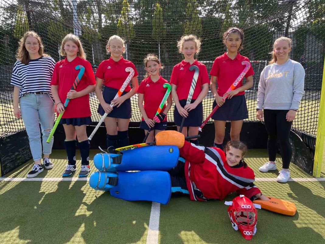 U14 Mädchen Die Trainerinnen Sofia Gerstmann (rechts) und Anna Mechnig freuten sich über die starke Leistung ihrer U14-Mädchen. Foto: J. Zuelsdorf