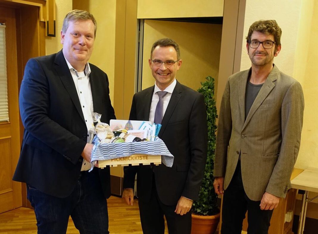 Verabschiedung_Dr_Risthaus Bürgermeister Thomas Stohldreier (l.) und Geschäftsführer Martin Bußkamp (r.) bedankten sich gestern Abend beim bisherigen Vorsitzenden Dr. Bert Risthaus für über elf Jahre Engagement mit einer Picknickkiste und einem Ascheberg-Liegestuhl. Foto: Ascheberg Marketing e.V.