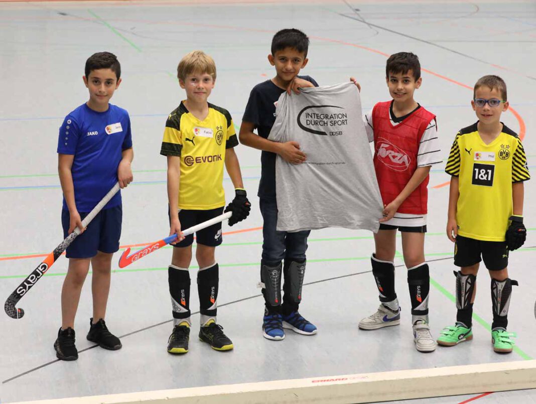 WP Hockey-Camp 3 Jwan (von links), Fabio, Zhayon, Gewan und Phil zeige es: Ohne das Programm „Integration durch Sport“ (IdS) hätte das Hockey-Camp nicht stattfinden können. Foto: Volkmer