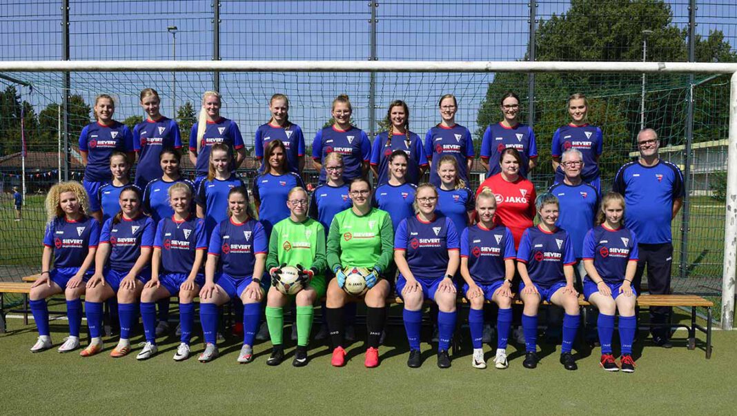 WSC-Fussball-Damen Aktiv wurden die WSC-Fußballerinnen nur beim offiziellen Mannschaftsfoto. Die Heimpartie fiel aus, weil der Gast kein Team zustande bekam. Foto: Stengl