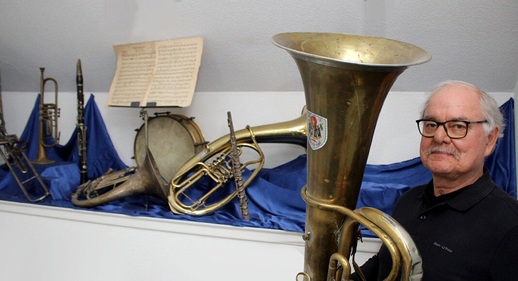 Hubert Schwartländer bewahrt alle Instrumente aus seiner Familie auf. In der Hand hält er seine zweite Tuba, die ihm über zwei Jahrzehnte die Treue gehalten hat. Foto: Isabel Schütte