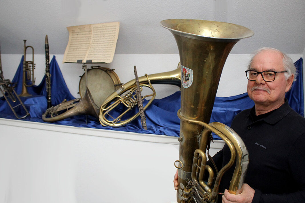 hubert schwartländer Hubert Schwartländer bewahrt alle Instrumente aus seiner Familie auf. In der Hand hält er seine zweite Tuba, die ihm über zwei Jahrzehnte die Treue gehalten hat. Foto: Isabel Schütte