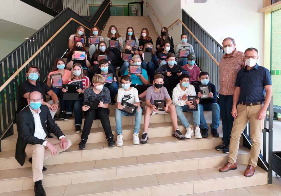 iPads MSS An der Marga-Spiegel-Schule freut sich die Klasse 8a von Juliane Vaupel (nicht auf dem Bild) stellvertretend über 43 neue iPads. Die Sparkassenstiftung mit Martin Abdinghoff (vorne links) hatte dem Förderverein der Sekundarschule um Rainer Wördemann (2. von rechts) die Geräte gespendet. Mit auf dem Foto: Dezernent Dirk Mahltig (rechts) und Schulleiter Hubertus Steiner. Foto: Wagner