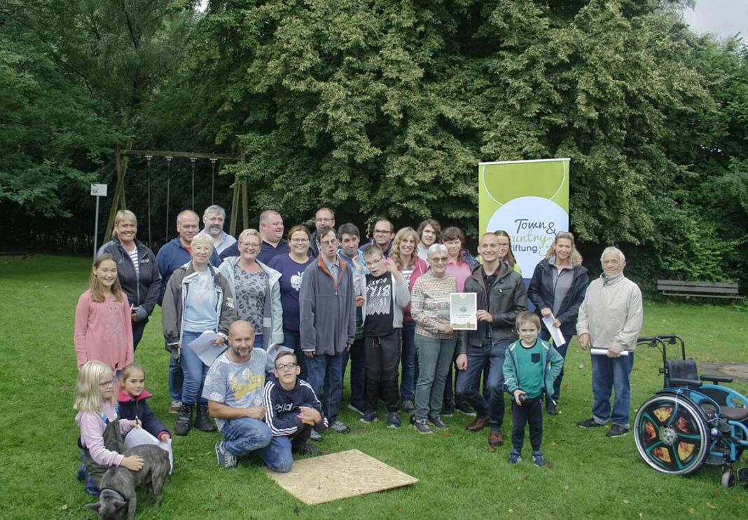 reitverein-spendenübergabe Sven Hoppe überreichte für die Town & Country Stiftung die Spendensumme während der Feierlichkeiten zum 40. Geburtstag des Vereins für Reittherapie. Foto: Hoppe