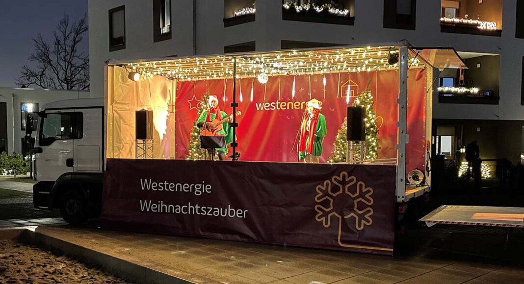 Das Musik-Duo des Westenergie Weihnachtszaubers überraschte bereits im Vorjahr Menschen mit Weihnachtsliedern vor ihrer Haustür. Foto: Westenergie