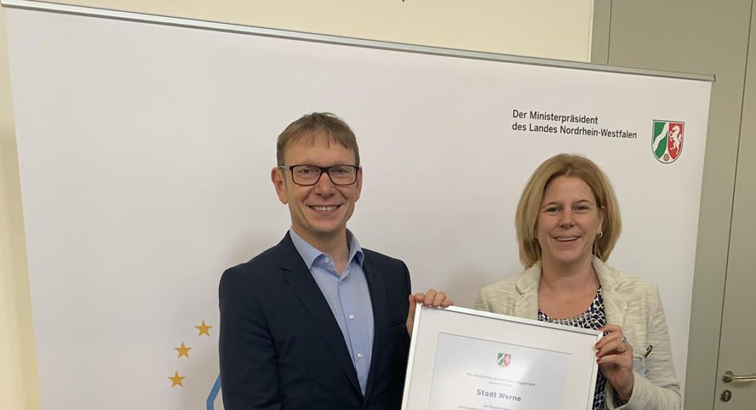 Stephanie Viefhues und Bürgermeister Lothar Christ nahmen den Titel „Europa Aktive Kommune“ in Düsseldorf entgegen. Foto: Viefhues