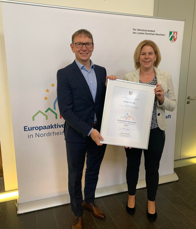 Stephanie Viefhues und Bürgermeister Lothar Christ nahmen den Titel „Europa Aktive Kommune“ in Düsseldorf entgegen. Foto: Viefhues