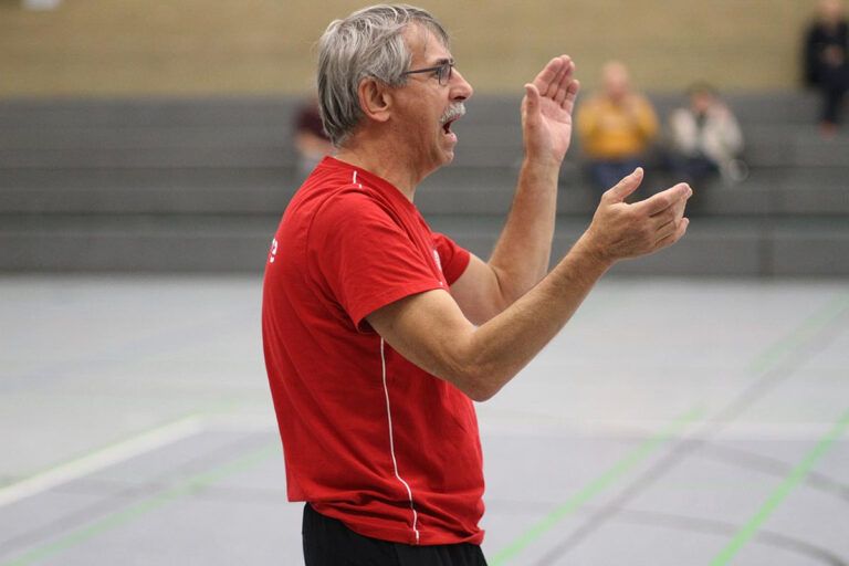 Applaus für den guten Auftritt seiner Mannschaft: TV-Trainer Bronek Bakiewicz. Foto: Wagner