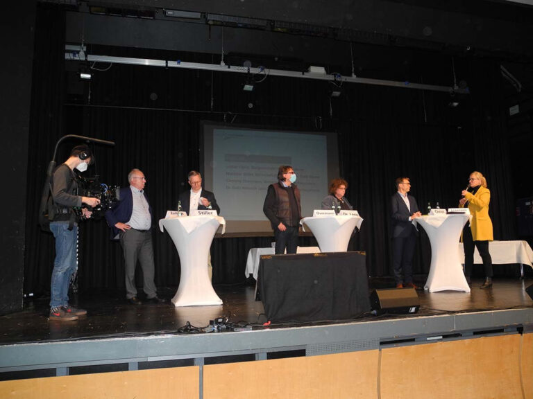 Auf dem Podium beantworteten (v.li.) Michael Zurhorst, Matthias Stiller, Clemens Overmann, Dr. Götz Heinrich Loos und Bürgermeister Lothar Christ die Fragen der Bürger.