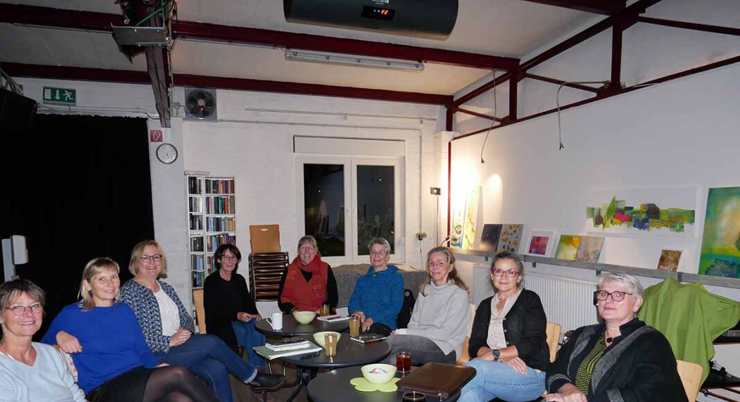 Zur Vorplanung des Internationalen Frauentages trafen sich die Netzwerkerinnen um die Gleichstellungsbeauftragte Monika Eichmanns (2. von links). Foto: Gaby Brüggemann