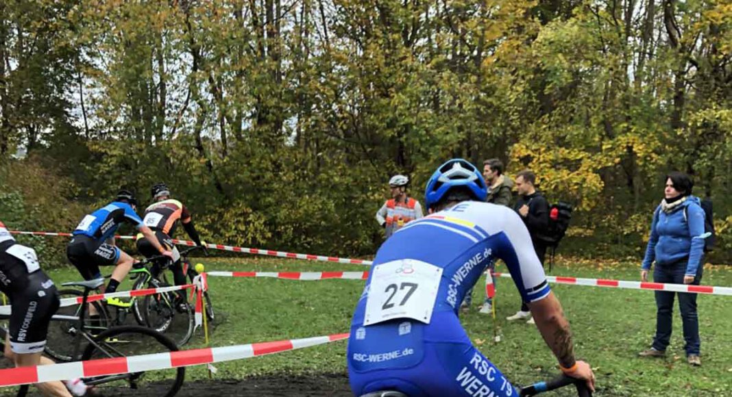 Immer auf der Suche nach einer neuen Herausforderung: Radrennfahrer Frederik Kremer (Nr. 27) nimmt jetzt am NRW-Cross-Cup teil. Foto: Kremer