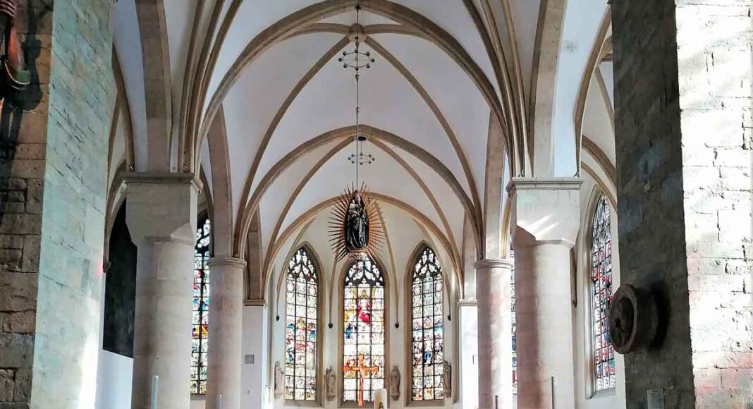 In der St. Christophorus-Kirche werden zum Abschluss des Vortrags die gotische Prinzipien vor Ort anschaulich gemacht. Foto: Schwarze