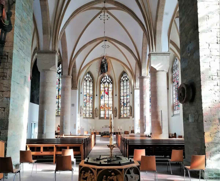 In der St. Christophorus-Kirche werden zum Abschluss des Vortrags die gotische Prinzipien vor Ort anschaulich gemacht. Foto: Schwarze