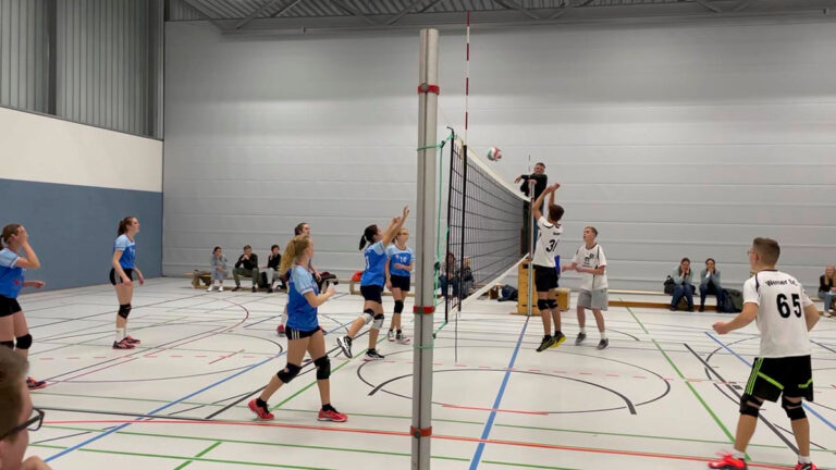 In der Kreisliga haben die Mädchen des TV Werne (links) das Derby gegen die Jungen vom Werner SC klar für sich entschieden. Foto: Kollhoff