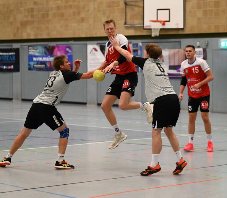 Jonas Thiemann setzt sich hier energisch gegen zwei Massener Gegenspieler durch. Rechts beobachtet Thorben Strunck die Szene. Foto: MSW