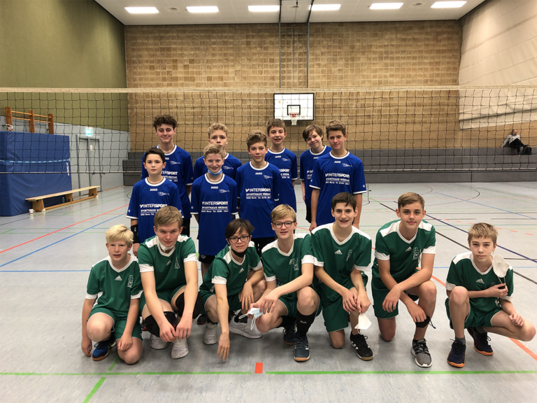 Die Teams des Anne-Frank-Gymnasiums (blaue Trikots) und St. Christophorus Gymnasium nahmen an den Volleyball-Kreismeisterschaften der Schulen teil. Foto: Katja Bork