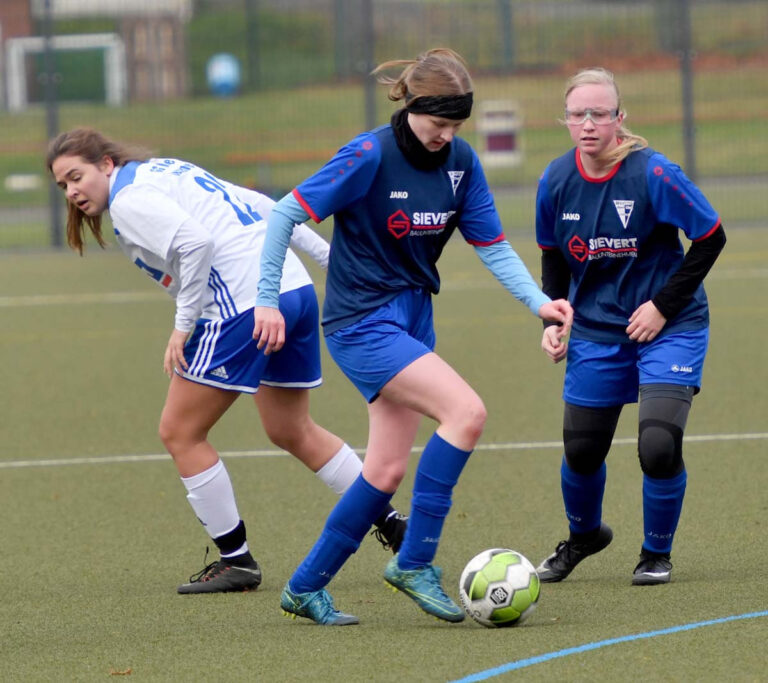 Eine starke Partie spielte Jana Schindelbauer gegen Milte/Sassenberg. Rechts beobachtet Paula Gräve die Szene. Foto: WSW/Archiv