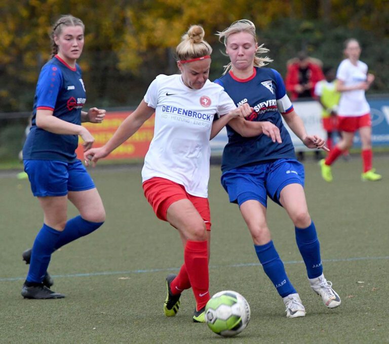 WSC-Spielführerin Carla Stoschek stört die Angriffsbemühungen ihrer Gegenspielerin. Links beobachtet Henrike Asche die Szene. Foto: MSW