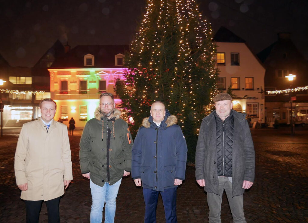 Unzählige Lichter bringen den Weihnachtsbaum auf dem Marktplatz zu Leuchten. Philipp Gärtner (von links), David Ruschenbaum, Markus Dyckhoff und Hubertus Waterhues freuen sich über das Ergebnis des gemeinsamen Projekts. Foto: Gaby Brüggemann