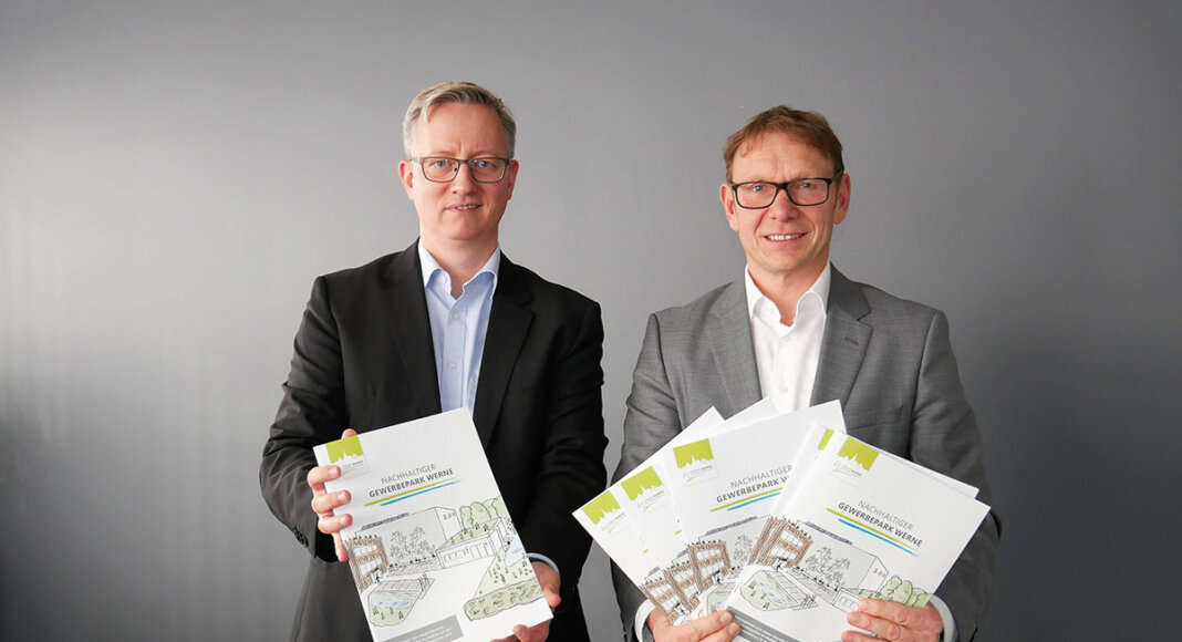 Wirtschaftsförderer Matthias Stiller und Lothar Christ zeigen die neue Broschüre zum Thema „Nachhaltiger Gewerbepark Werne“ vor, die an die Werner Haushalte geht. Foto: Gaby Brüggemann