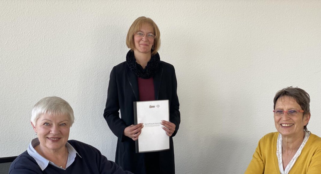 Marianne Oldenburg (l.) und Birgit Unger (r.) unterschreiben die Vereinbarung für die Zusammenarbeit im Beisein der Koordinatorin Christine Simmat (Jobcenter Kreis Unna). Foto: Jobcenter Kreis Unna/Katja Mintel