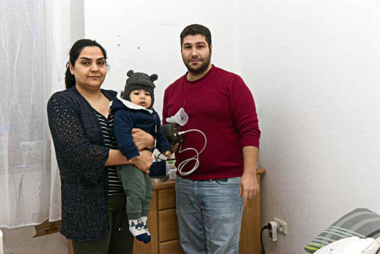 Alireza Sheikhain und Fatima Hashemian sowie ihr kleiner Sohn Ryan leben in einer feuchten, verschimmelten und kaum beheizbaren Wohnung in Werne, für die sie aber die volle Miete bezahlen. Wegen der Kälte in der ansonsten unbeheizten Wohnung spielt sich das Leben der kleinen Familie in einem Raum ab. Foto: Steinmüller