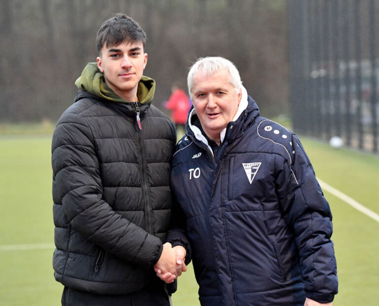 WSC-Fußballchef Thomas Overmann begrüßt den 19-jährigen Kubilay Kanar beim Werner SC. Der offensive Mittelfeldspieler kommt vom Bezirksligisten TSC Kamen. Foto: MSW