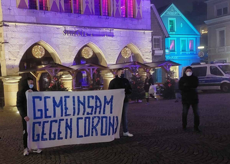 „Gemeinsam gegen Corona“: Unter diesen Slogan stellte das Werner Bündnis gegen Rechts die Kundgebung auf dem Marktplatz als Reaktion auf „Spaziergänge“ der Querdenker-Szene. Foto: Wagner