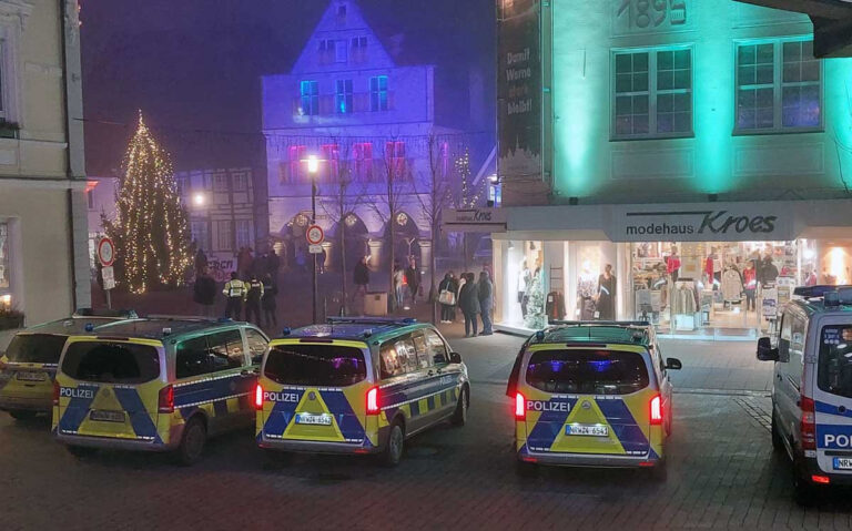 Die Polizei war mit starken Kräften vor Ort und löste am Ende die Versammlung der Querdenker auf. Foto: Wagner