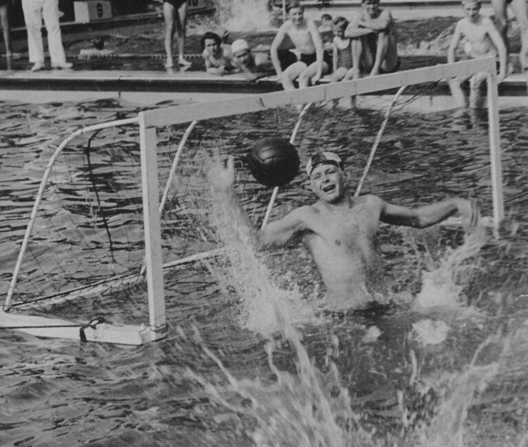 „Fennand“ Lunemann, eine große Stütze der damaligen Wasserballer, bei einer Prachtparade. Dem Torhüter des Werner Teams, der spielend bis zum Bauchnabel aus dem Wasser kam, wurde nachgesagt, er habe Hände wie Klodeckel. Trotz vieler Angebote von anderen Vereinen der höchsten Spielklassen blieb er immer dem TV Werne treu. Foto: Archiv Rainer Schulz