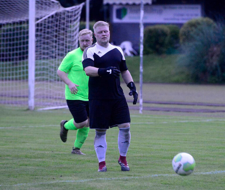 Für den SV Stockum mit Tobias Löbbecke und Torhüter Andreas Betke war das Spiel gegen VfL Mark nach 15 Minuten zu Ende. Foto: MSW/Archiv