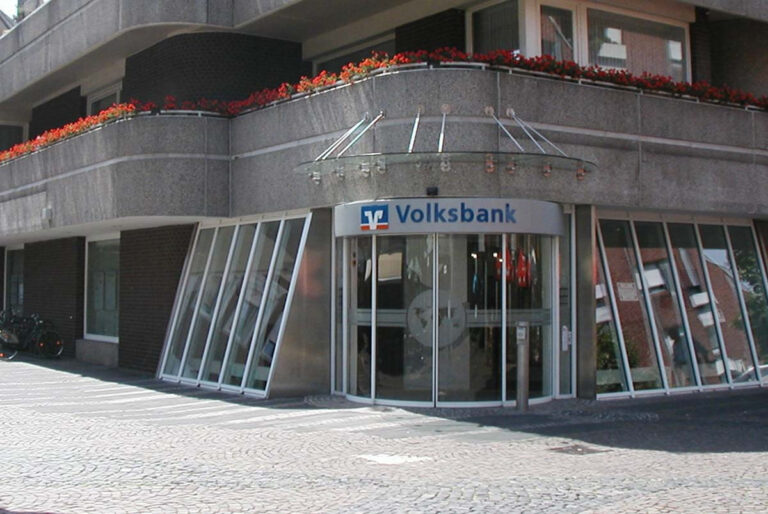 Die Volksbank Kamen-Werne passt die Öffnungszeiten der Hauptstellen Kamen und Werne zum neuen Jahr an. Fotos: Volksbank Kamen-Werne