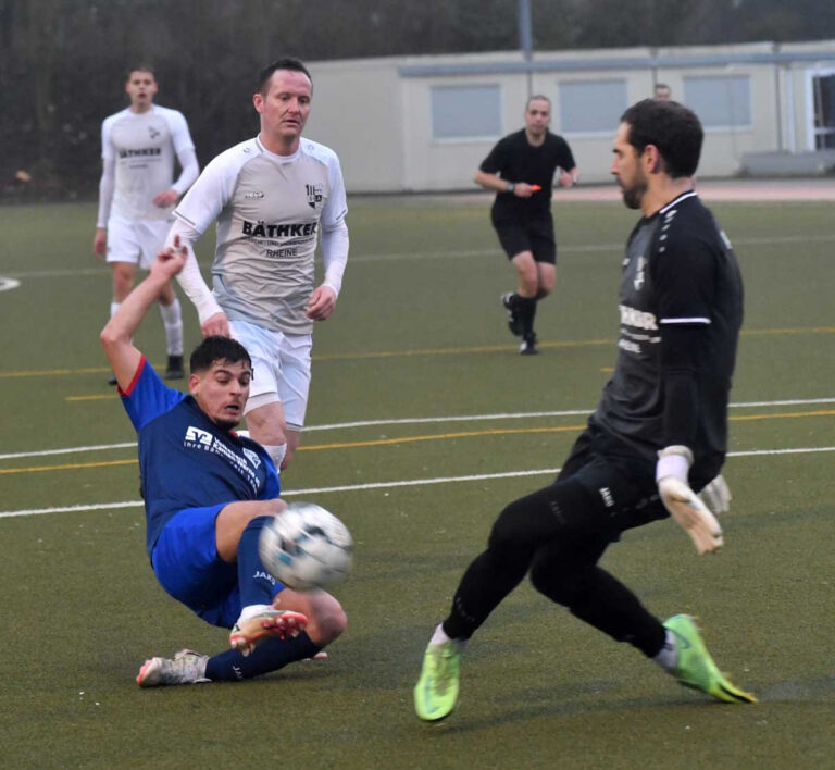 Trotz vollem Einsatz gelingt es Mirac Kavakbasi in dieser Szene nicht, den Ball am Torhüter des SC Altenrheine vorbeizuspielen. Foto: MSW