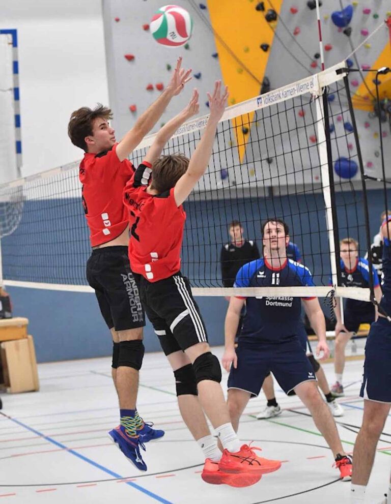 Jan Lizon (links) und Alexaner Maximilian Gotaut stellen einen Block. Foto: Stengl/WSC